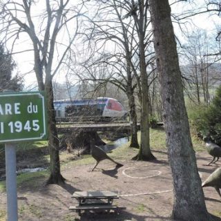 Square &agrave; proximit&eacute; de la gare, du Mesvrin et de la RD680