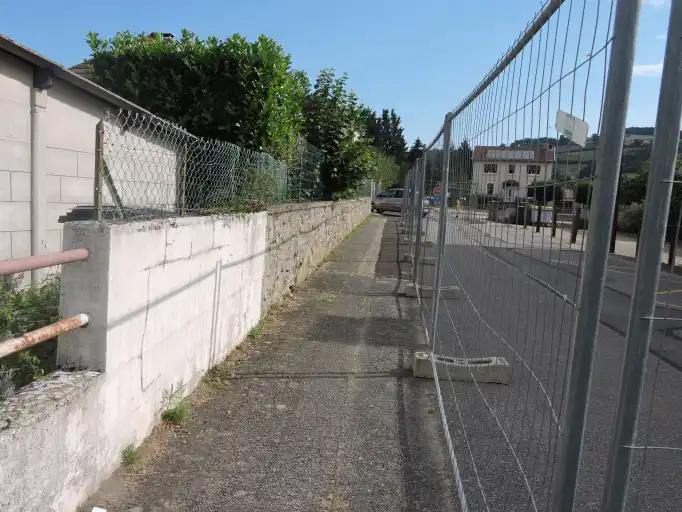 Route barr&eacute;e rue Capet pour assurer la s&eacute;curisation du chantier du restaurant scolaire