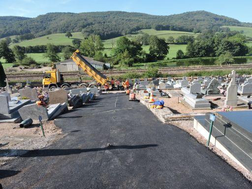 Pose d'un enrob&eacute; dans les all&eacute;es principales du cimeti&egrave;re