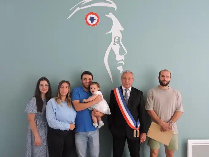 Lara re&ccedil;oit le bapt&ecirc;me r&eacute;publicain