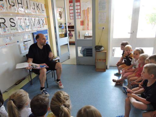 Les enfants de l'&eacute;cole rencontrent un auteur et un illustrateur d'albums