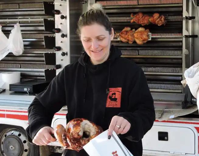 Une r&ocirc;tisserie au march&eacute; du vendredi matin place de la mairie