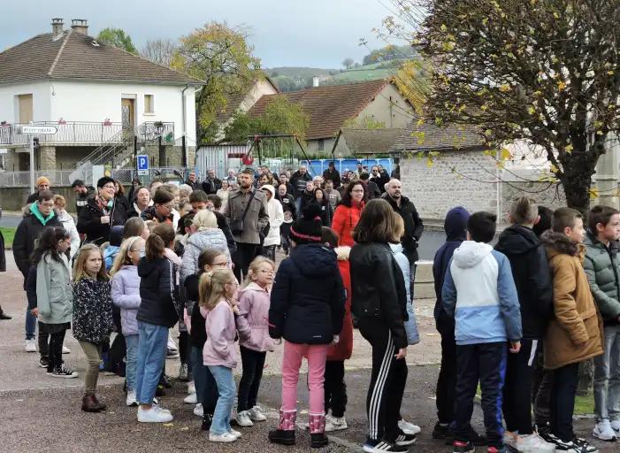 Pr&egrave;s de 150 personnes dont 30 enfants ont particip&eacute; &agrave; la c&eacute;r&eacute;monie du 11 novembre