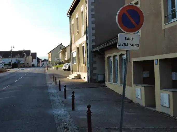 Installation de quilles pour assurer l'interdiction de stationnement pour la s&eacute;curit&eacute; des pi&eacute;tons et des riverains
