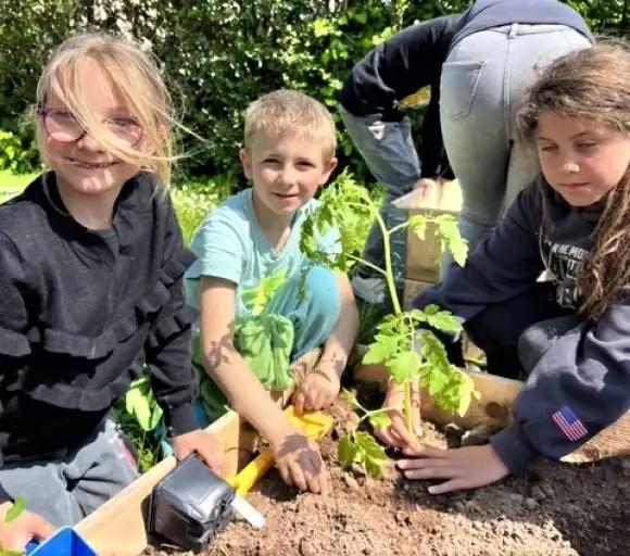 Les enfants de l'&eacute;cole font leur jardin