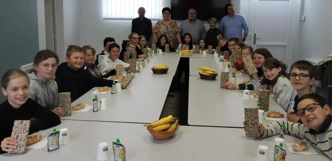 21 &eacute;l&egrave;ves de CM2 invit&eacute; &agrave; un go&ucirc;ter en mairie ont re&ccedil;u  une calculatrice