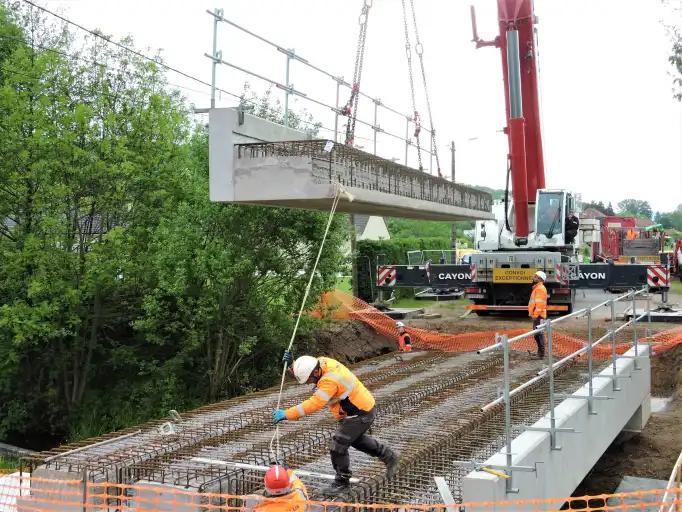 Les 5 &eacute;l&eacute;ments du tablier du pont de la rue de la gare ont &eacute;t&eacute; pos&eacute;s