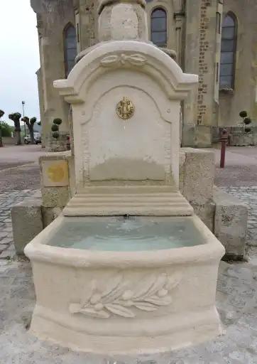 La fontaine de la place de l'&eacute;glise r&eacute;nov&eacute;e
