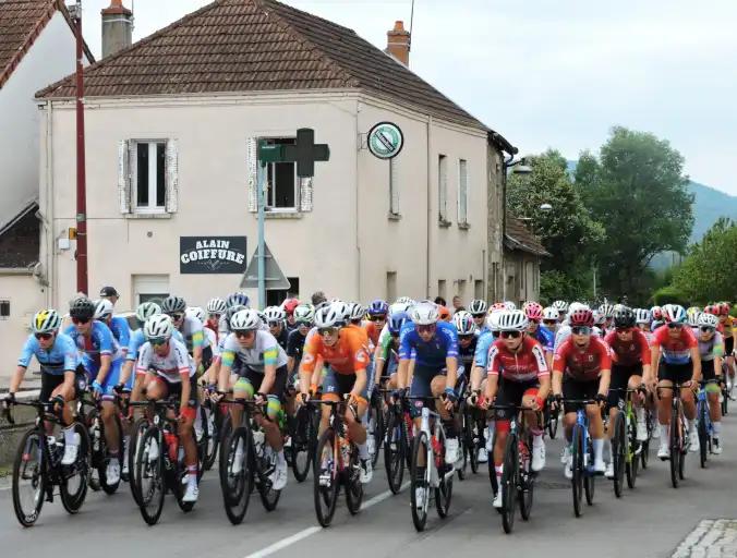 Le tour de l'avenir &eacute;preuve internationale a travers&eacute; le bourg