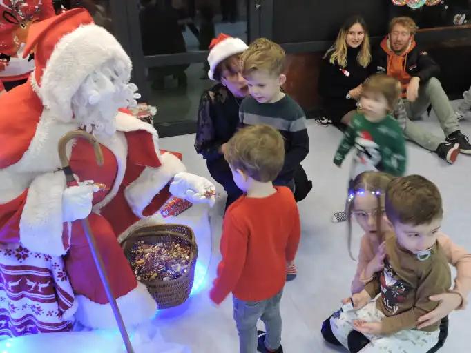 Les enfants de la micro-cr&egrave;che accueillent le P&egrave;re No&euml;l