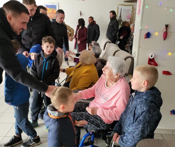 Un moment interg&eacute;n&eacute;rationnel entre les jeunes du FCM et les co locataires &acirc;ges et vie
