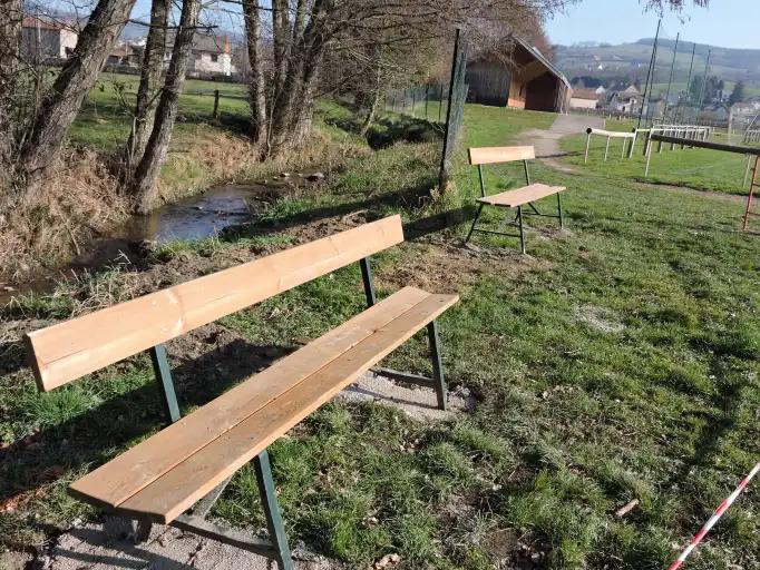 De nouveaux bancs install&eacute;s au Chambon