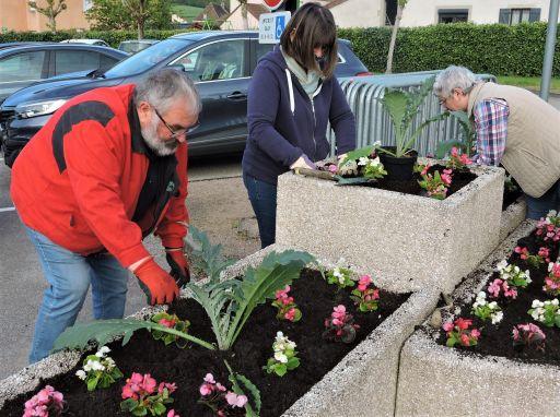 La commission fleurissement r&eacute;alise les plantations de fleurs et plantes vivaces