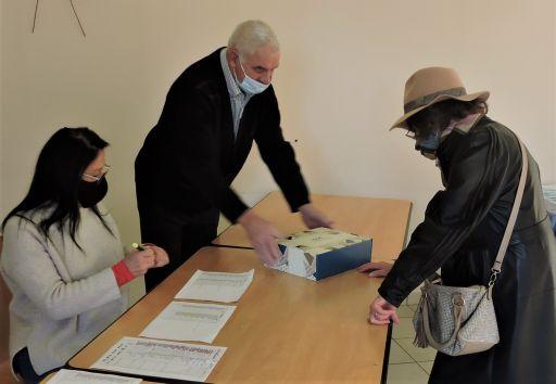Distribution des colis de No&euml;l pour les a&icirc;n&eacute;s