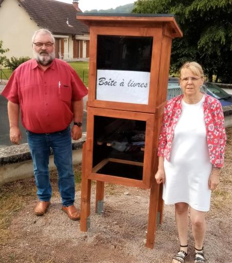 De nombreuses lectures disponibles dans la bo&icirc;te &agrave; livres install&eacute;e place de la mairie