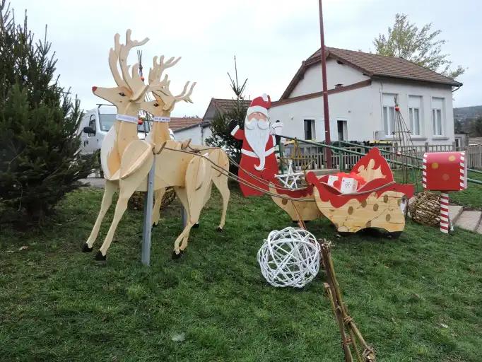 Un d&eacute;cor de No&euml;l install&eacute; &agrave; proximit&eacute; de la mairie