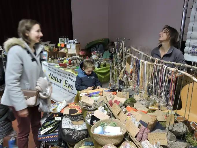De nombreux visiteurs au march&eacute; artisanal et gourmand