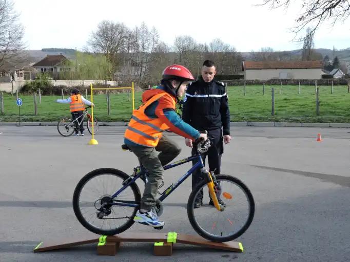 16 &eacute;coliers de CM2 ont pass&eacute; leur  attestation scolaire de s&eacute;curit&eacute; routi&egrave;re sur la piste de la s&eacute;curit&eacute; routi&egrave;re