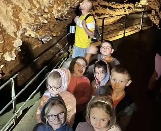 Les enfants de primaire visitent un ch&acirc;teau et des grottes