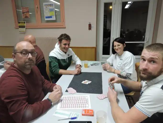 88 joueurs pour le concours de belote de l'&eacute;cole