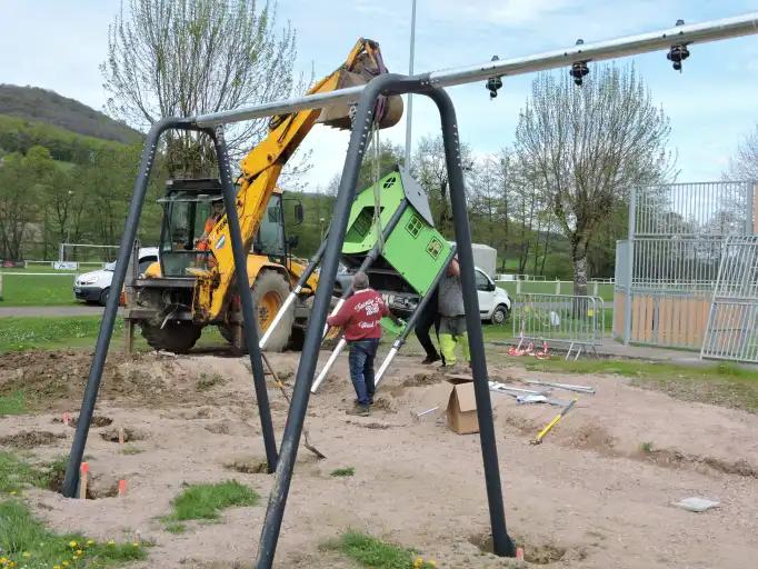L'installation des jeux destin&eacute;s aux jeunes enfants est en cours