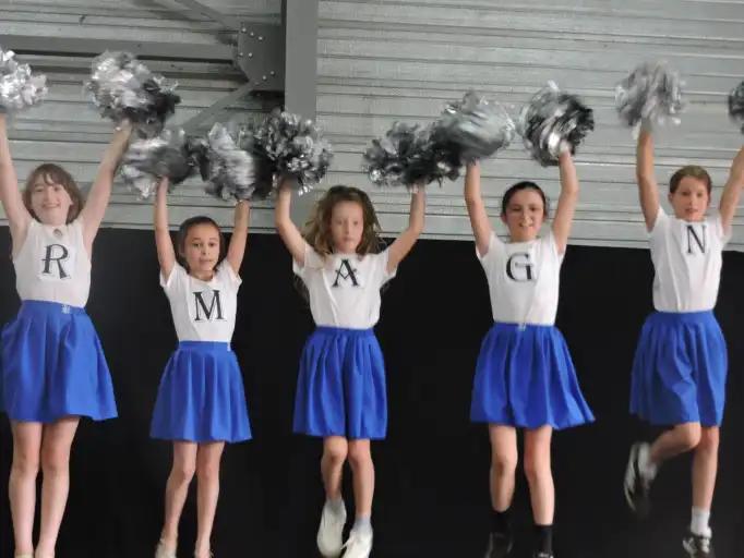 112 enfants sur sc&egrave;ne pour le spectacle de l'&eacute;cole ( diaporama photos)