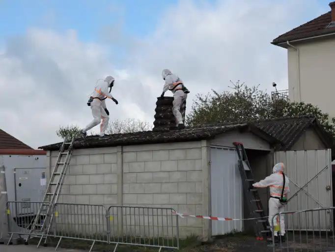 Les garages &agrave; l'angle de la rue Capet en d&eacute;molition
