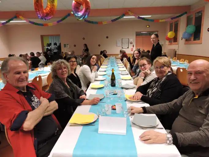 125 personnes au repas dansant ann&eacute;es 80 et plus