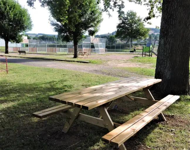 2 nouvelles tables de pique nique &agrave; l'aire de loisirs du Chambon