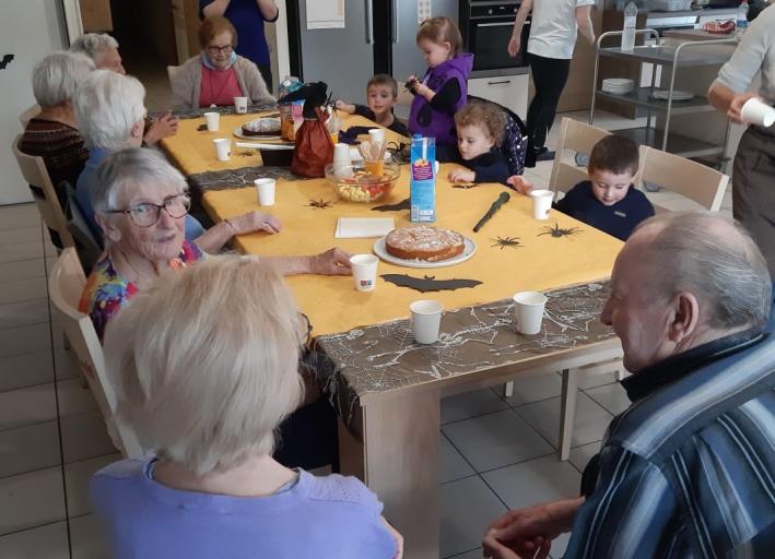 Les enfants de la cr&egrave;che sont all&eacute;s f&ecirc;ter Halloween avec les voisins et voisines d&rsquo;Ages&Vie.&nbsp;