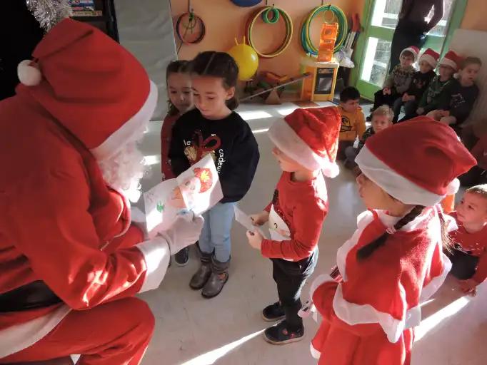 Le passage du P&egrave;re No&euml;l &agrave; l'&eacute;cole en photos