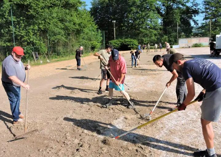 Suite &agrave; l'appel de la municipalit&eacute; plus d'une vingtaine de b&eacute;n&eacute;voles d&eacute;sherbe le terrain en sable du Chambon